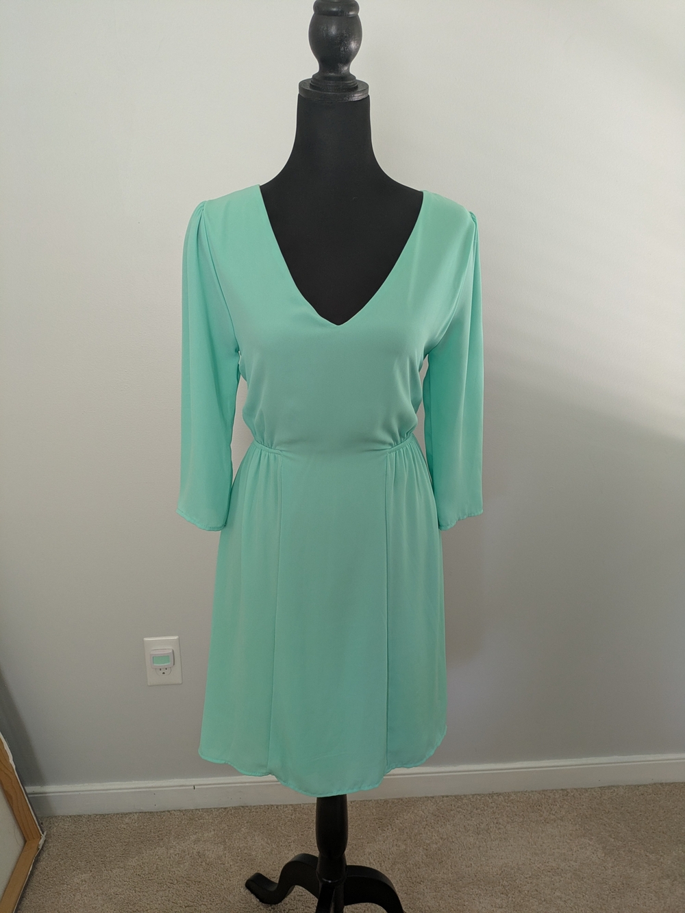 Alya Mint Green V-Neck Long Sleeve Midi Dress Size M Cinched Waist Lightweight